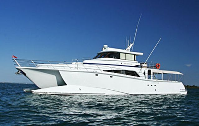 yacht hire qld
